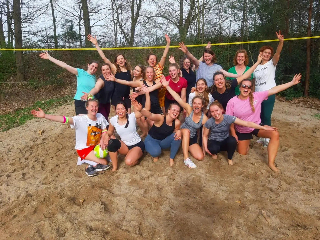 Bedrijfsuitje / teamuitje met beachvolleybal bij Outdoors Holten in Twente / Overijssel / Salland