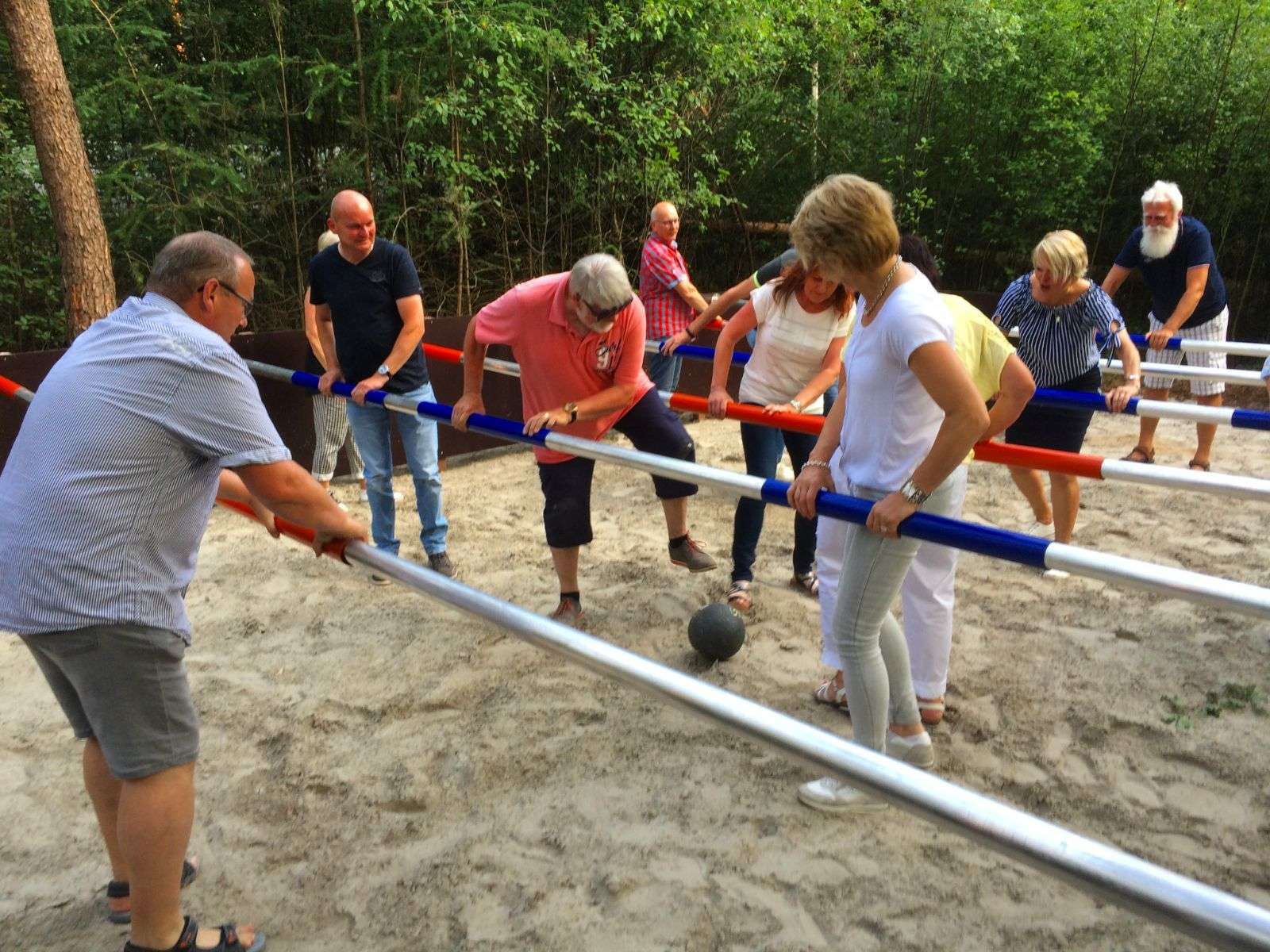 Levend tafelvoetbalspel als outdoor activiteit bij Outdoors Holten (Twente - Overijssel)