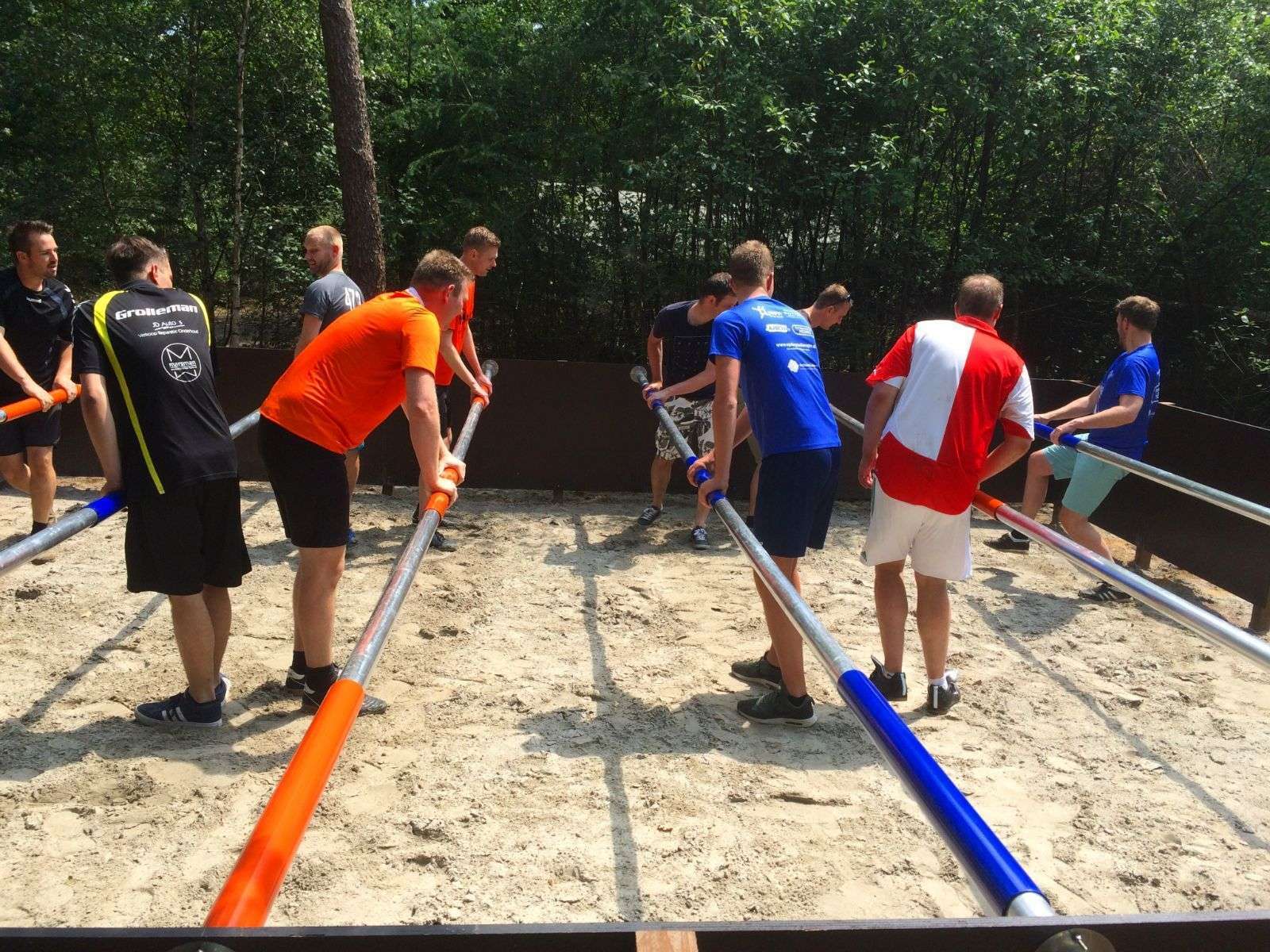 Levend tafelvoetbalspel als outdoor activiteit bij Outdoors Holten (Twente - Overijssel)