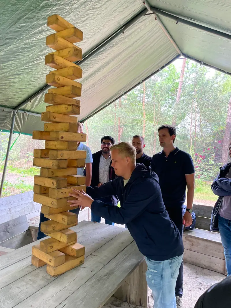 Mega Jenga als teamuitje spel bij Outdoors Holten in Twente - Overijssel