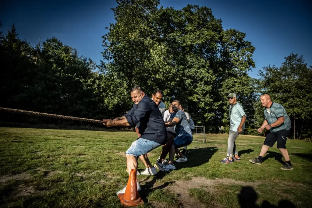 Touwtrekken spel bij Outdoors Holten