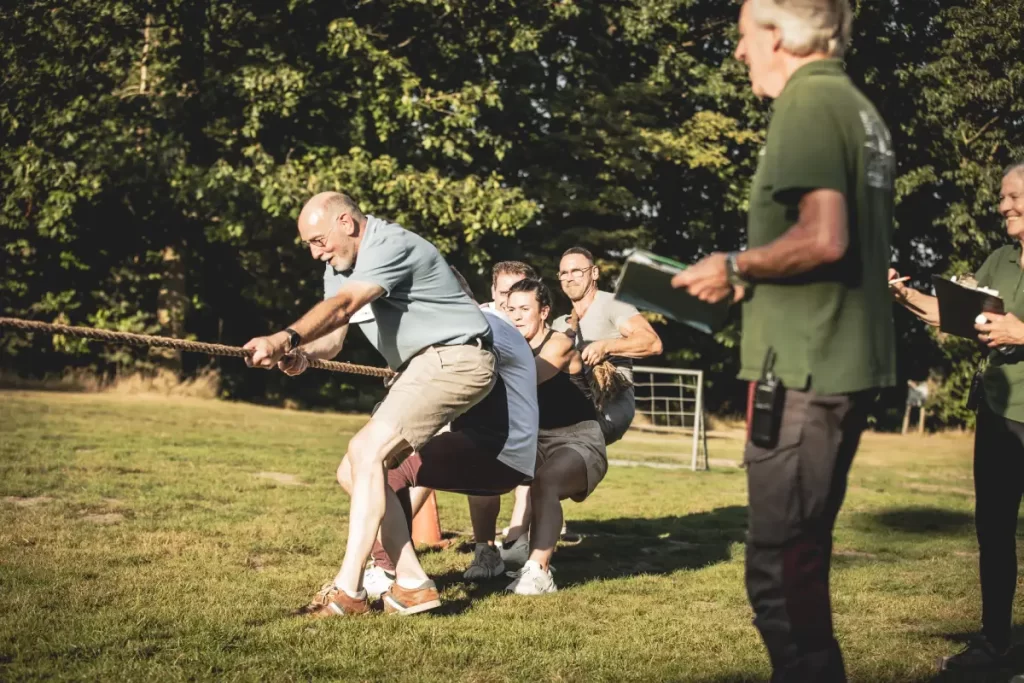Touwtrekken spel bij Outdoors Holten