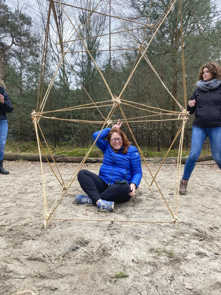 Bamboe bouwen (ook wel bamboestieken) als leuke outdoor activiteit bij Outdoors Holten (in Twente / Salland / Overijssel)