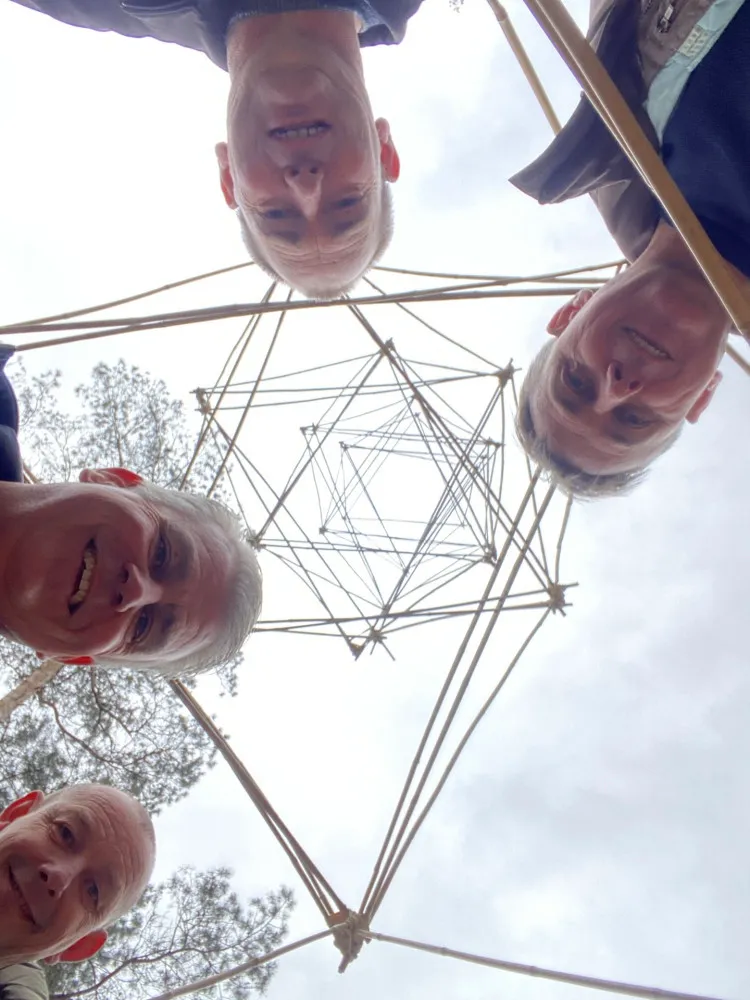 Bamboe bouwen (ook wel bamboestieken) als leuke outdoor activiteit bij Outdoors Holten (in Twente / Salland / Overijssel)