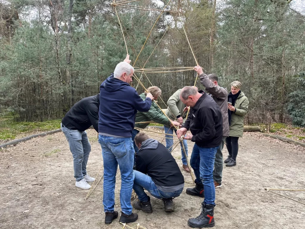Bamboe bouwen (ook wel bamboestieken) als leuke outdoor activiteit bij Outdoors Holten (in Twente / Salland / Overijssel)