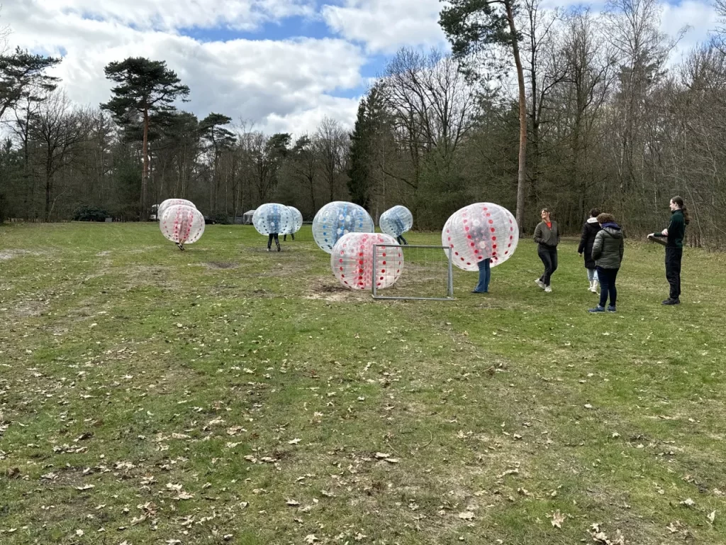 Bubbelbal (ook wel bubbel voetbal) als leuke outdoor activiteit bij Outdoors Holten (in Twente / Salland / Overijssel)