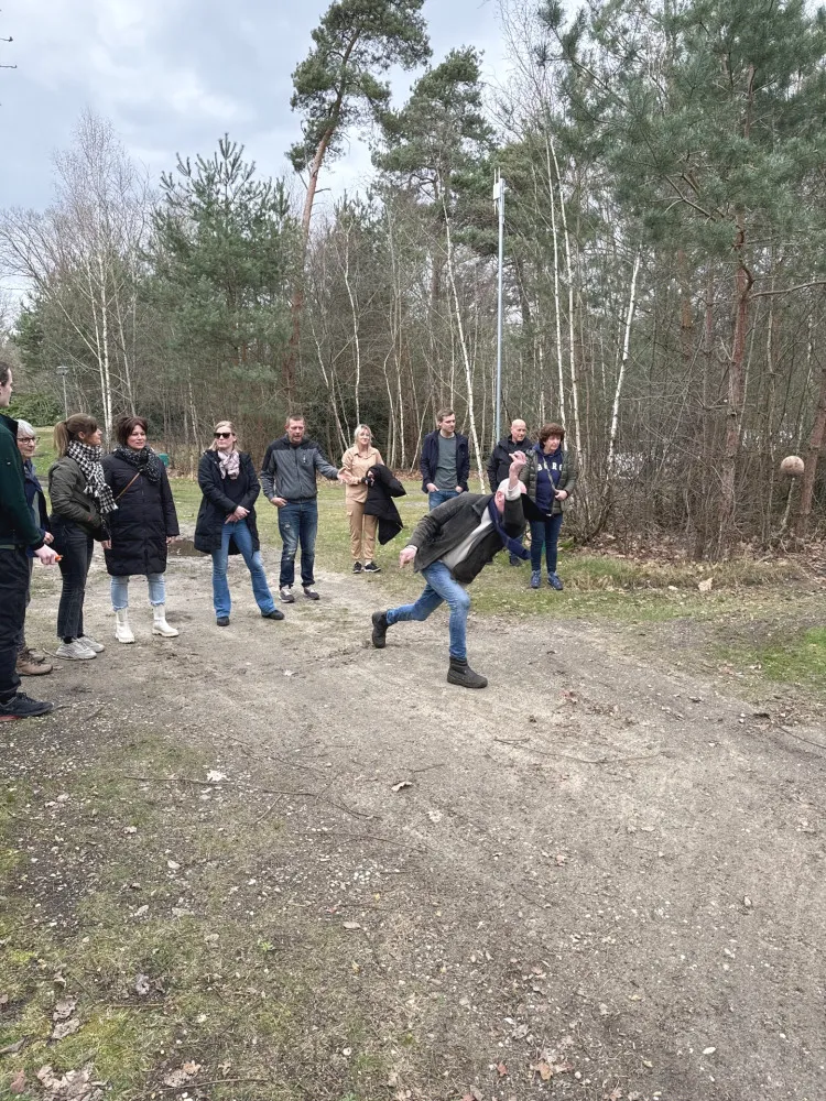 Klootschieten als leuke outdoor activiteit bij Outdoors Holten (in Twente / Salland / Overijssel)