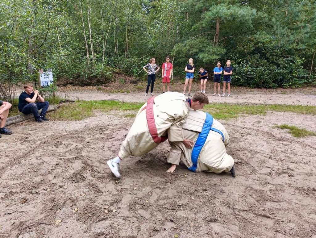 Sumo worstelen als teamuitje / bedrijfsuitje bij Outdoors Holten in Twente / Salland / Overijssel