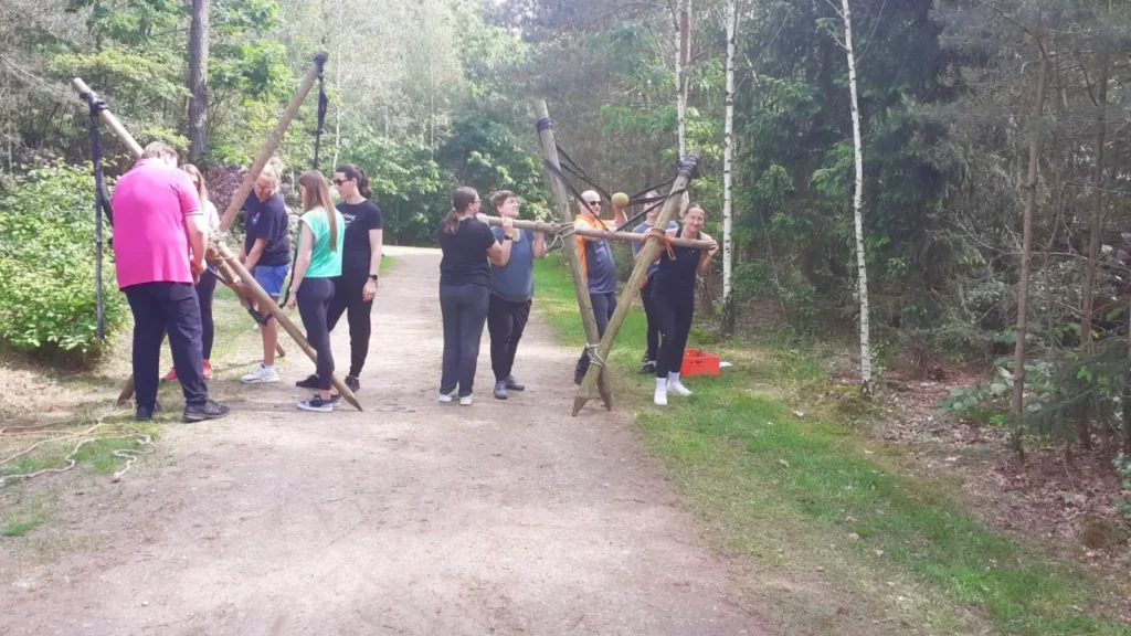 Samen een katapult bouwen als teambuilding activiteit