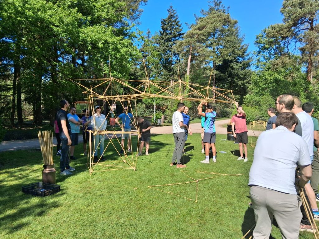 Bamboe bouwen als teambuilding