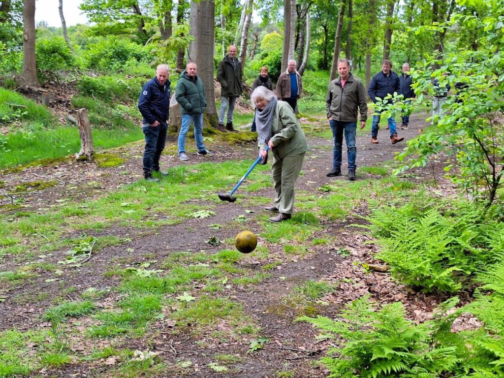 Boerengolf in het bos als teamuitje in Holten - Rijssen (Overijssel / Twente / Salland)